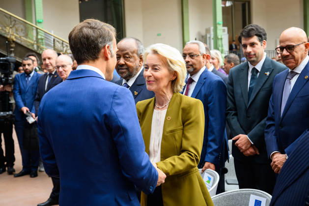 Emmanuel Macron, President of the French Republic, greets Ursula von der Leyen, President of the European Commission, during the International Space Summit at the Grand Palais in Paris, France, on September 10, 2026. Caught between the United States and China, Europe intends to defend its position at the first international summit in Paris—an event snubbed by the American giants and attended without the German chancellor, one of the event’s co-organizers. Eric Tschaen Pool Bestimage International Space Summit at the Grand Palais in Paris on September 10, 2026 Caught between the United States and China, Europe intends to defend its position at the first international summit in Paris—an event snubbed by the American giants and attended witho Copyright: xEricxTschaenx xPoolx xBestimagexEricxTschaenx xPoolx xBestimagex