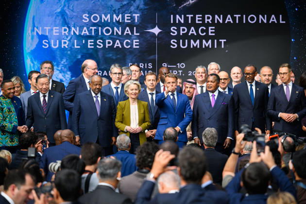 Emmanuel Macron, President of the French Republic, surrounded by heads of state and delegations, at the International Space Summit at the Grand Palais in Paris, France, on September 10, 2026. Caught between the United States and China, Europe intends to defend its position at the first international summit in Paris—an event snubbed by the American giants and one in which the German chancellor, despite being a co-organizer, is not participating. Eric Tschaen Pool Bestimage International Space Summit at the Grand Palais in Paris on September 10, 2026 Caught between the United States and China, Europe intends to defend its position at the first international summit in Paris—an event snubbed by the American giants and attended without the Germ Copyright: xEricxTschaenx xPoolx xBestimagexEricxTschaenx xPoolx xBestimagex