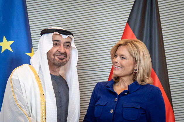 Bundestag President Julia Klöckner welcomes the President of the United Arab Emirates, Sheikh Mohammed bin Zayed Al Nahyan, Signing the guest book of the German Bundestag. President of the Bundestag Julia Klöckner welcomes the President of the United Arab Emirates, Sheikh Mohammed bin Zayed Al Nahyan, Berlin, Germany, Reichstag Building, O