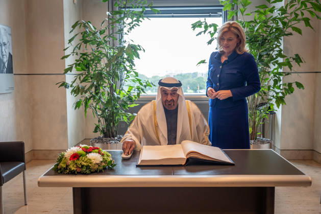 Bundestag President Julia Klöckner welcomes the President of the United Arab Emirates, Sheikh Mohammed bin Zayed Al Nahyan, Signing the guest book of the German Bundestag. Bundestag President Julia Klöckner welcomes the President of the United Arab Emirates, Sheikh Mohammed bin Zayed Al Nahyan, Berlin, Berlin, Germany, Reichstag Building,