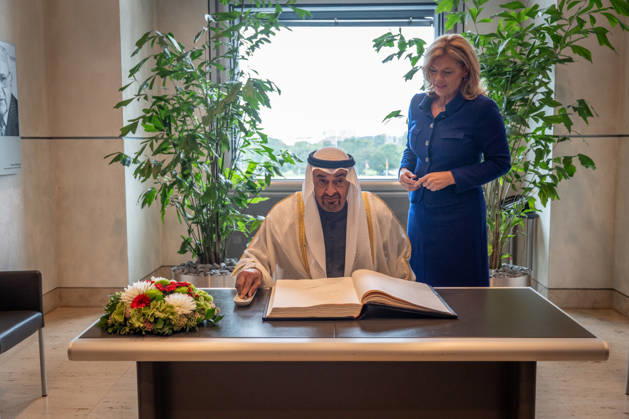 Bundestag President Julia Klöckner welcomes the President of the United Arab Emirates, Sheikh Mohammed bin Zayed Al Nahyan, Signing the guest book of the German Bundestag. Bundestag President Julia Klöckner welcomes the President of the United Arab Emirates, Sheikh Mohammed bin Zayed Al Nahyan, Berlin, Berlin, Germany, Reichstag Building,