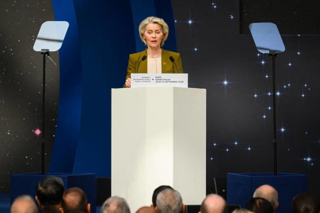 SIE International Space Summit - Paris Ursula von der Leyen, President of the European Commission, delivers a speech during the International Space Summit at Grand Palais in Paris, France on September 10, 2026. Photo by Eric Tschaen Pool ABACAPRESS.COM Paris IDF France  Copyright: xTschaenxEric Pool ABACAx