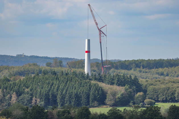 A new wind turbine is being built near Freudenberg. Work is underway. Part of the tower is already in place, and a telescopic crane stands next to it. Wind turbine construction in the Siegerland region on September 10, 2026, in Freudenberg, Germany