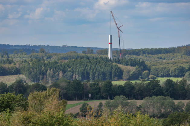 A new wind turbine is being built near Freudenberg. Work is underway. Part of the tower is already in place, and a telescopic crane stands next to it. Wind turbine construction in the Siegerland region on September 10, 2026, in Freudenberg, Germany