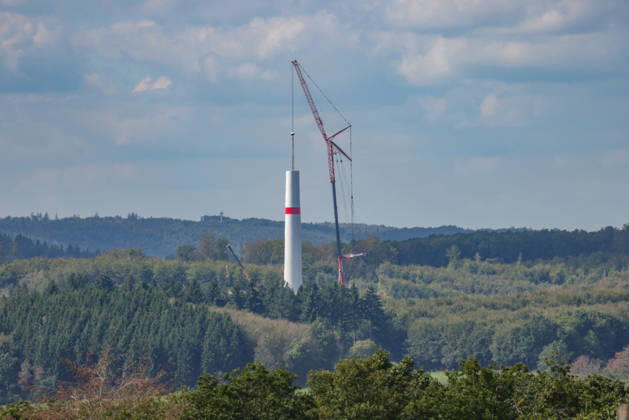 A new wind turbine is being built near Freudenberg. Work is underway. Part of the tower is already in place, and a telescopic crane stands next to it. Wind turbine construction in the Siegerland region on September 10, 2026, in Freudenberg, Germany