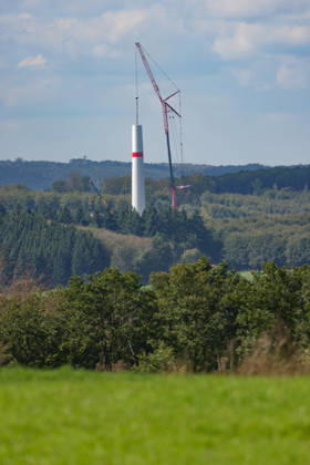 A new wind turbine is being built near Freudenberg. Work is underway. Part of the tower is already in place, and a telescopic crane stands next to it. Wind turbine construction in the Siegerland region on September 10, 2026, in Freudenberg, Germany