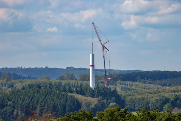 A new wind turbine is being built near Freudenberg. Work is underway. Part of the tower is already in place, and a telescopic crane stands next to it. Wind turbine construction in the Siegerland region on September 10, 2026, in Freudenberg, Germany