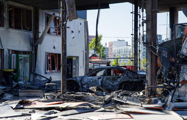 News Bilder des Tages A burnt-out car is at a petrol station attacked by a Russian drone in the Holosiivskyi district of Kyiv, Ukraine, September 10, 2026. Russian forces targeted the petrol station, injuring four people. A car caught fire on the premises, and a public transport stop was also damaged. (Photo by Marianna Kotyk Ukrinform) Russian drone strikes petrol station in Kyiv’s Holosiivskyi district  Copyright: xMariannaxKotykx