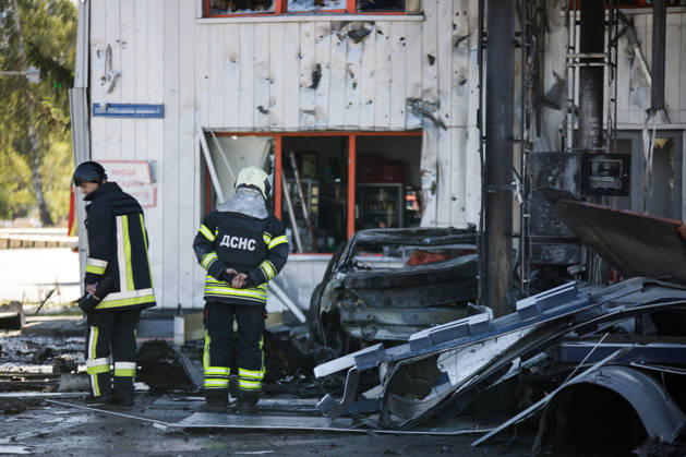 Firefighters work at a petrol station attacked by a Russian drone in the Holosiivskyi district of Kyiv, Ukraine, September 10, 2026. Russian forces targeted the petrol station, injuring four people. A car caught fire on the premises, and a public transport stop was also damaged. (Photo by Marianna Kotyk Ukrinform) Russian drone strikes petrol station in Kyiv’s Holosiivskyi district  Copyright: xMariannaxKotykx
