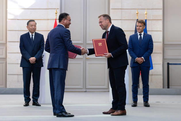 Bilateral Talks at The Elysse Between Emmanuel Macron and To Lam - Paris French Deputy Minister for the Interior Jean-Didier Berger and Vietnamese Deputy Minister of Public Security Pham The Tung, flanked by French President Emmanuel Macron and Vietnam s President To Lam, exchange signed documents on a joint declaration on civil security cooperation between France and Vietnam, at the Elysee Palace in Paris on September 10, 2026. Photo by Raphael Lafargue ABACAPRESS.COM Paris France  Copyright: xLafarguexRaphael ABACAx