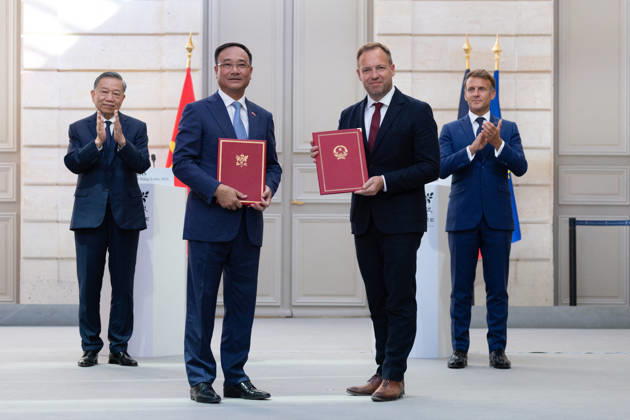 Bilateral Talks at The Elysse Between Emmanuel Macron and To Lam - Paris French Deputy Minister for the Interior Jean-Didier Berger and Vietnamese Deputy Minister of Public Security Pham The Tung, flanked by French President Emmanuel Macron and Vietnam s President To Lam, exchange signed documents on a joint declaration on civil security cooperation between France and Vietnam, at the Elysee Palace in Paris on September 10, 2026. Photo by Raphael Lafargue ABACAPRESS.COM Paris France  Copyright: xLafarguexRaphael ABACAx