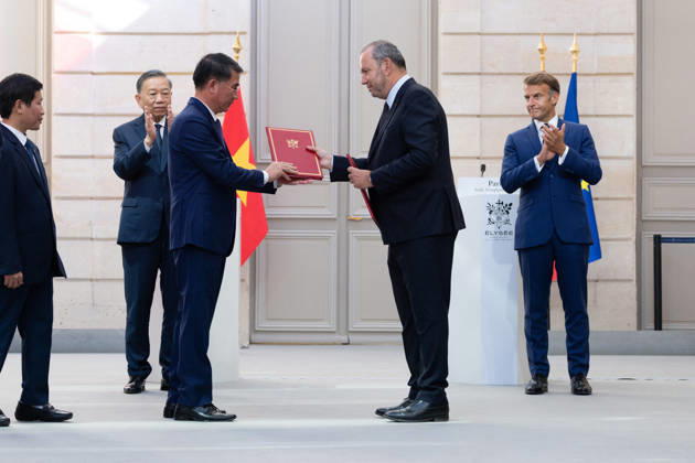 Bilateral Talks at The Elysse Between Emmanuel Macron and To Lam - Paris AFD managing director Christophe Lecourtier, and Nguyen Xuan Luu, Vice-Chairman of the Hanoi People s Committee, and Nguyen Hoang Long, Rector of the University of Transport Technology, flanked by French President Emmanuel Macron and Vietnam s President To Lam, exchange signed documents on a memorandum of understanding to establish a railway institute, at the Elysee Palace in Paris on September 10, 2026. Photo by Raphael Lafargue ABACAPRESS.COM Paris France  Copyright: xLafarguexRaphael ABACAx