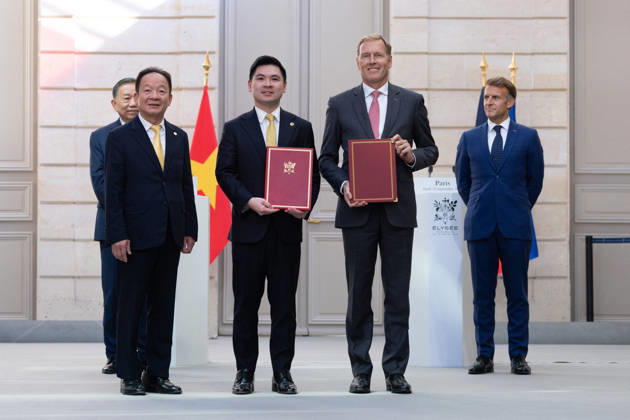 Bilateral Talks at The Elysse Between Emmanuel Macron and To Lam - Paris Airbus International President Wouter van Wersch and T&T Group founder and Executive Chairman Do Quang Hien, and Vietravel Airlines Chairman Do Vinh Quang, flanked by French President Emmanuel Macron and Vietnam s President To Lam, exchange signed documents on a letter of intent for the acquisition of Airbus A320 and A321neo aircraft, at the Elysee Palace in Paris on September 10, 2026. Photo by Raphael Lafargue ABACAPRESS.COM Paris France  Copyright: xLafarguexRaphael ABACAx