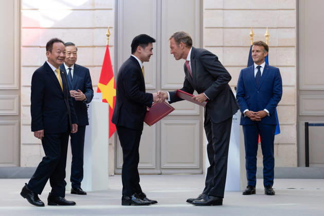 Bilateral Talks at The Elysse Between Emmanuel Macron and To Lam - Paris Airbus International President Wouter van Wersch and T&T Group founder and Executive Chairman Do Quang Hien, and Vietravel Airlines Chairman Do Vinh Quang, flanked by French President Emmanuel Macron and Vietnam s President To Lam, exchange signed documents on a letter of intent for the acquisition of Airbus A320 and A321neo aircraft, at the Elysee Palace in Paris on September 10, 2026. Photo by Raphael Lafargue ABACAPRESS.COM Paris France  Copyright: xLafarguexRaphael ABACAx