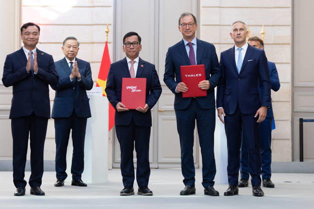 Bilateral Talks at The Elysse Between Emmanuel Macron and To Lam - Paris Thales Vice-President of Avionics Services Thomas Got and Regional General Manager Nicolas Bernardin, and Vietjet Air First Vice-Chairman Dinh Viet Phuong and Deputy General Director Ta Quang Ngoc, flanked by French President Emmanuel Macron and Vietnam s President To Lam, exchange signed documents on a flight-hour avionics systems repair contract for Vietjet Air s A320 and A330 fleets, at the Elysee Palace in Paris on September 10, 2026. Photo by Raphael Lafargue ABACAPRESS.COM Paris France  Copyright: xLafarguexRaphael ABACAx
