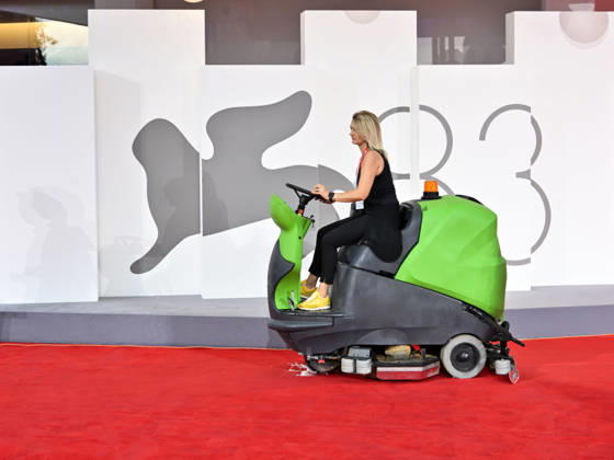 Entertainment Bilder des Tages IPA88362480 - Venice, 83rd Venice International Film Festival 2026 - Night 9. Red Carpet: Everyone is hard at work drying the red carpet after the rain  Copyright: xSimonexComix xPoolxPhotoxEventsx08x IPA88362480