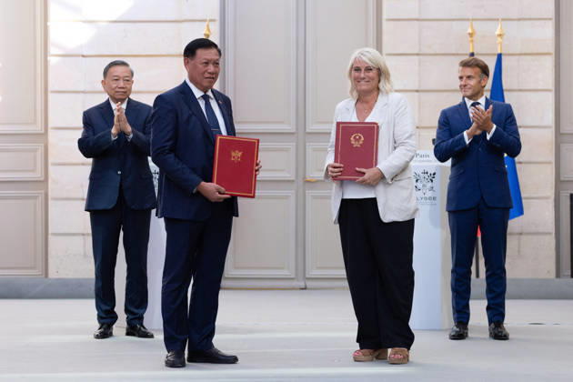 Stephanie Rist, French Minister of Health, Families, Autonomy, and Persons with Disabilities, and Do Xuan Tuyen, Vietnamese Deputy Minister of Health, flanked by French President Emmanuel Macron and Vietnamese President To Lam, exchange signed documents regarding a health cooperation agreement between France and Vietnam at the Élysée Palace in Paris on September 10, 2026 Raphael Lafargue Pool Bestimage Paris, France Copyright: xRaphaëlxLafarguex xPoolx xBestimagexRaphaëlxLafarguex xPoolx xBestimagex