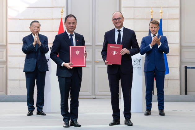 French Deputy Minister of Industry Sébastien Martin and Tran Hong Thai, President of the Vietnamese Academy of Science and Technology, flanked by French President Emmanuel Macron and Vietnamese President To Lam, exchange signed documents regarding a declaration of intent on an Earth observation satellite between France and Vietnam at the Élysée Palace in Paris on September 10, 2026 Raphael Lafargue Pool Bestimage Paris, France  Copyright: xRaphaÃ«lxLafarguex xPoolx xBestimagexRaphaÃ«lxLafarguex xPoolx xBestimagex