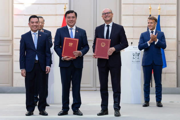 French Deputy Minister of Industry Sébastien Martin and Vietnamese Deputy Ministers Dang Ngoc Diep (Agriculture and Environment) and Nguyen Sinh Nhat Tan (Industry and Trade), flanked by French President Emmanuel Macron and Vietnamese President To Lam, exchanged signed documents regarding a declaration of intent on cooperation in critical minerals between France and Vietnam at the Élysée Palace in Paris on September 10, 2026. Raphael Lafargue, Pool Bestimage, Paris, France  Copyright: xRaphaÃ«lxLafarguex xPoolx xBestimagexRaphaÃ«lxLafarguex xPoolx xBestimagex