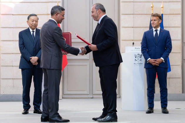 AFD Managing Director Christophe Lecourtier and Vietnamese Finance Minister Van Tuan Ngo, flanked by French President Emmanuel Macron and Vietnamese President To Lam, exchange signed documents regarding an investment project for integrated water resource management in Dien Bien Province at the Élysée Palace in Paris on September 10, 2026 Raphael Lafargue Pool Bestimage Paris, France  Copyright: xRaphaÃ«lxLafarguex xPoolx xBestimagexRaphaÃ«lxLafarguex xPoolx xBestimagex