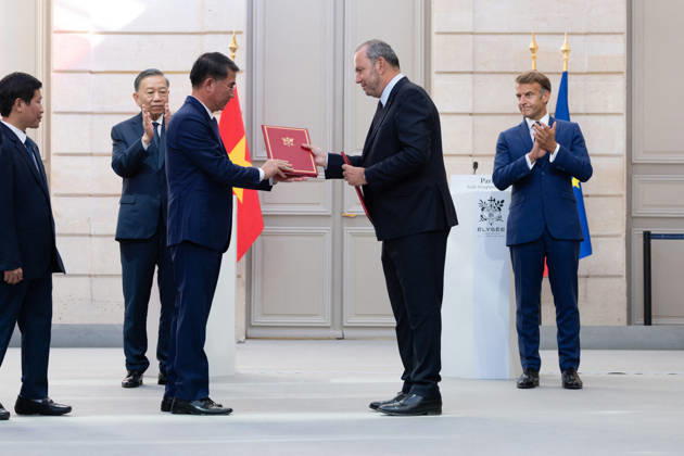 AFD Managing Director Christophe Lecourtier, Nguyen Xuan Luu, Vice Chairman of the Hanoi People’s Committee, and Nguyen Hoang Long, Rector of the University of Transport Technology, flanked by French President Emmanuel Macron and Vietnamese President To Lam, exchange signed documents on a memorandum of understanding to establish a railway institute at the Élysée Palace in Paris on September 10, 2026. Raphael Lafargue Pool Bestimage Paris, France  Copyright: xRaphaÃ«lxLafarguex xPoolx xBestimagexRaphaÃ«lxLafarguex xPoolx xBestimagex