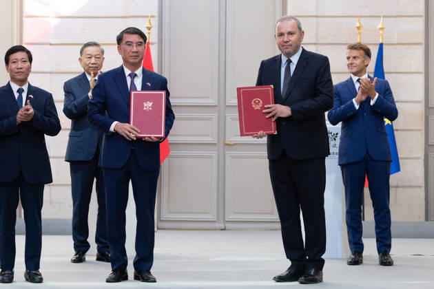 AFD Managing Director Christophe Lecourtier, Nguyen Xuan Luu, Vice Chairman of the Hanoi People’s Committee, and Nguyen Hoang Long, Rector of the University of Transport Technology, flanked by French President Emmanuel Macron and Vietnamese President To Lam, exchange signed documents on a memorandum of understanding to establish a railway institute at the Élysée Palace in Paris on September 10, 2026. Raphael Lafargue Pool Bestimage Paris, France  Copyright: xRaphaÃ«lxLafarguex xPoolx xBestimagexRaphaÃ«lxLafarguex xPoolx xBestimagex