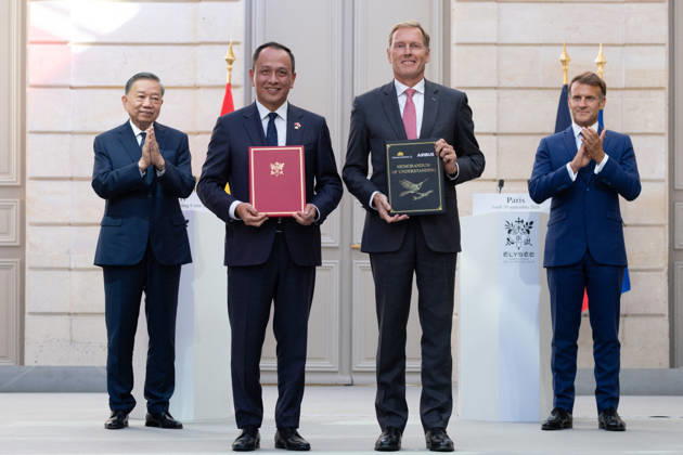 Airbus International President Wouter van Wersch and Vietnam Airlines Chairman and CEO Le Hong Ha, flanked by French President Emmanuel Macron and Vietnamese President To Lam, exchange signed documents regarding an agreement between Airbus and Vietnam Airlines for the purchase of an Airbus A350-900 aircraft at the Élysée Palace in Paris on September 10, 2026 Raphael Lafargue Pool Bestimage Paris, France  Copyright: xRaphaÃ«lxLafarguex xPoolx xBestimagexRaphaÃ«lxLafarguex xPoolx xBestimagex