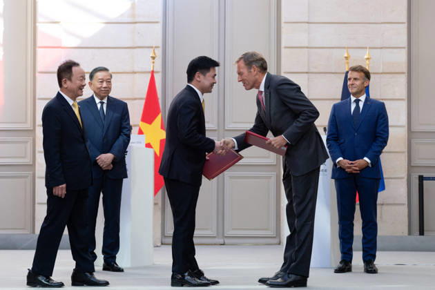 Airbus International President Wouter van Wersch and T T Group founder and Executive Chairman Do Quang Hien, and Vietravel Airlines Chairman Do Vinh Quang, flanked by French President Emmanuel Macron and Vietnamese President To Lam, exchange signed documents regarding a letter of intent for the acquisition of Airbus A320 and A321neo aircraft at the Élysée Palace in Paris on September 10, 2026 Raphael Lafargue Pool Bestimage Paris, France  Copyright: xRaphaÃ«lxLafarguex xPoolx xBestimagexRaphaÃ«lxLafarguex xPoolx xBestimagex