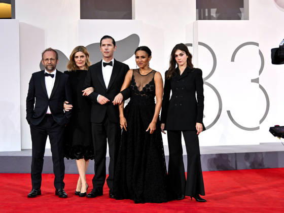 Entertainment Bilder des Tages IPA88365177 - Venice, 83rd Venice International Film Festival 2026 - Night 9. Red Carpet for the film *UN PEU AVANT MINUIT*. Pictured: Nicolas Pariser, Chiara Mastroianni, Melvil Poupaud, Léonie Simaga, and Clara Pacini  Copyright: xSimonexComix xPoolxPhotoxEventsx08x IPA88365177