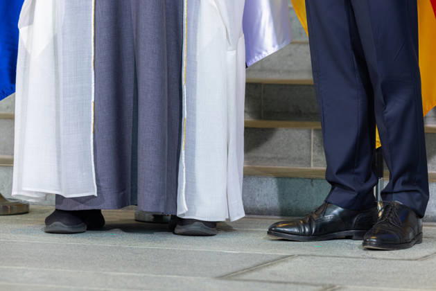 State visit by His Highness the President of the United Arab Emirates, Sheikh Mohammed bin Zayed Al Nahyan, to the Federal Republic of Germany, Berlin, September 10, 2026: The simple black Skechers worn by the President of the United Arab Emirates, Sheikh Mohammed bin Zayed Al Nahyan, and the black leather shoes worn by Federal Chancellor Friedrich Merz