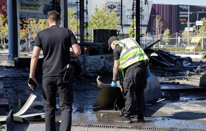 Russian drone strikes petrol station in Kyiv™s Holosiivskyi district Law enforcement officers work at a petrol station damaged by a Russian drone in the Holosiivskyi district of Kyiv, Ukraine, on September 10, 2026. Russian forces targeted the petrol station, injuring four people. A car caught fire on the premises, and a public transport stop was also damaged. Kyiv Ukraine  Copyright: xMariannaxKotykx originalFilename: ukrinform-russiand260910_npvvA.jpg