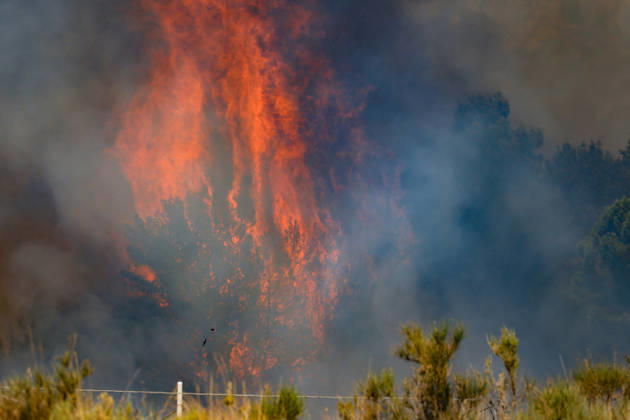 Wildfire near Palermo threatens homes in Giardinello, Sicily PALERMO, ITALY - SEPTEMBER 10: Flames and thick smoke rise from a forested area during a wildfire near Giardinello, close to Palermo on the island of Sicily, on September 10, 2026 in Palermo, Italy. The blaze began in the Carcatizzi area around midday a day earlier and spread rapidly, threatening nearby residential areas and damaging several homes. Firefighters battled the fire from the ground with fire engines and from the air with a firefighting aircraft and two helicopters. Alberto Lo Bianco Anadolu Sicily Italy. Editorial use only. Please get in touch for any other usage.  Copyright: x2026xAnadoluxAlbertoxLoxBiancox