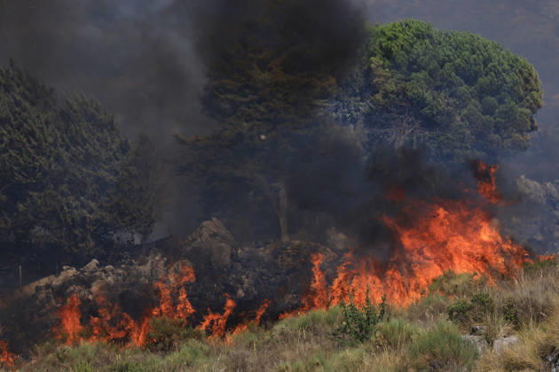 Wildfire near Palermo threatens homes in Giardinello, Sicily PALERMO, ITALY - SEPTEMBER 10: Flames and thick smoke rise from a forested area during a wildfire near Giardinello, close to Palermo on the island of Sicily, on September 10, 2026 in Palermo, Italy. The blaze began in the Carcatizzi area around midday a day earlier and spread rapidly, threatening nearby residential areas and damaging several homes. Firefighters battled the fire from the ground with fire engines and from the air with a firefighting aircraft and two helicopters. Alberto Lo Bianco Anadolu Sicily Italy. Editorial use only. Please get in touch for any other usage.  Copyright: x2026xAnadoluxAlbertoxLoxBiancox