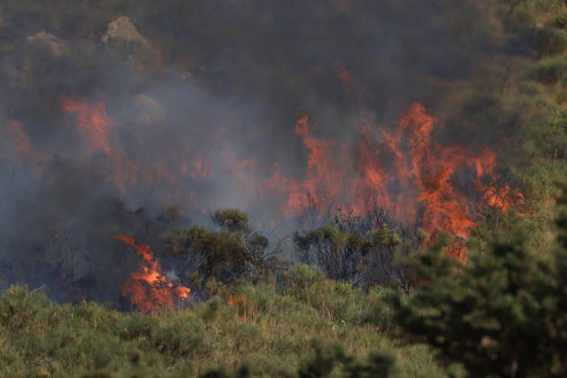 Wildfire near Palermo threatens homes in Giardinello, Sicily PALERMO, ITALY - SEPTEMBER 10: Flames and thick smoke rise from a forested area during a wildfire near Giardinello, close to Palermo on the island of Sicily, on September 10, 2026 in Palermo, Italy. The blaze began in the Carcatizzi area around midday a day earlier and spread rapidly, threatening nearby residential areas and damaging several homes. Firefighters battled the fire from the ground with fire engines and from the air with a firefighting aircraft and two helicopters. Alberto Lo Bianco Anadolu Sicily Italy. Editorial use only. Please get in touch for any other usage.  Copyright: x2026xAnadoluxAlbertoxLoxBiancox