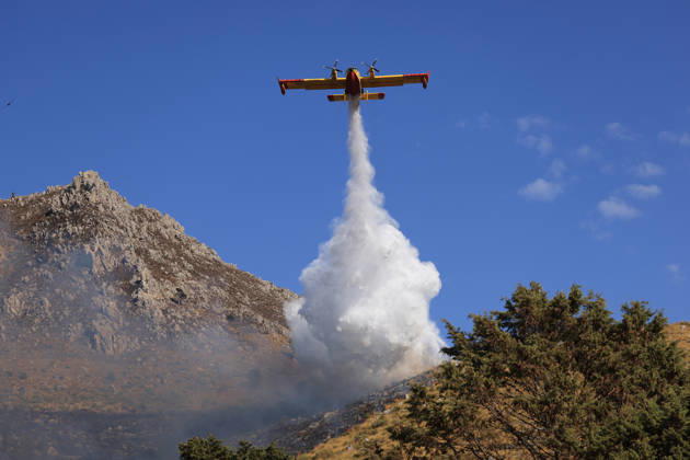 Wildfire near Palermo threatens homes in Giardinello, Sicily PALERMO, ITALY - SEPTEMBER 10: A firefighting aircraft drops water over a wildfire near Giardinello, close to Palermo on the island of Sicily, on September 10, 2026 in Palermo, Italy. The fire began in the Carcatizzi area around midday a day earlier and spread rapidly, threatening nearby residential areas and damaging several homes. Firefighters responded from the ground with fire engines and from the air with a firefighting aircraft and two helicopters. Alberto Lo Bianco Anadolu Sicily Italy. Editorial use only. Please get in touch for any other usage.  Copyright: x2026xAnadoluxAlbertoxLoxBiancox