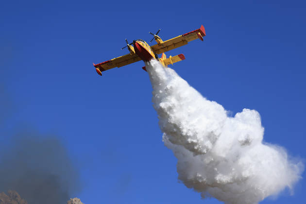 Wildfire near Palermo threatens homes in Giardinello, Sicily PALERMO, ITALY - SEPTEMBER 10: A firefighting aircraft drops water over a wildfire near Giardinello, close to Palermo on the island of Sicily, on September 10, 2026 in Palermo, Italy. The fire began in the Carcatizzi area around midday a day earlier and spread rapidly, threatening nearby residential areas and damaging several homes. Firefighters responded from the ground with fire engines and from the air with a firefighting aircraft and two helicopters. Alberto Lo Bianco Anadolu Sicily Italy. Editorial use only. Please get in touch for any other usage.  Copyright: x2026xAnadoluxAlbertoxLoxBiancox