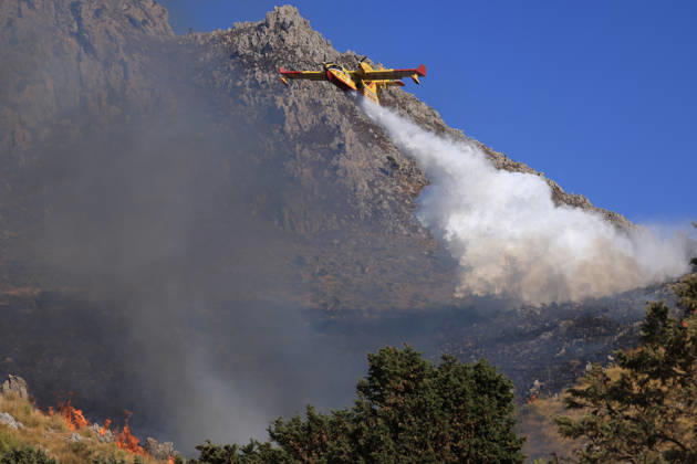 Wildfire near Palermo threatens homes in Giardinello, Sicily PALERMO, ITALY - SEPTEMBER 10: A firefighting aircraft drops water over a wildfire near Giardinello, close to Palermo on the island of Sicily, on September 10, 2026 in Palermo, Italy. The fire began in the Carcatizzi area around midday a day earlier and spread rapidly, threatening nearby residential areas and damaging several homes. Firefighters responded from the ground with fire engines and from the air with a firefighting aircraft and two helicopters. Alberto Lo Bianco Anadolu Sicily Italy. Editorial use only. Please get in touch for any other usage.  Copyright: x2026xAnadoluxAlbertoxLoxBiancox