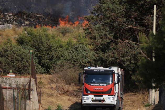 Wildfire near Palermo threatens homes in Giardinello, Sicily PALERMO, ITALY - SEPTEMBER 10: A firefighting truck intervenes in a wildfire near Giardinello, close to Palermo on the island of Sicily, on September 10, 2026 in Palermo, Italy. The fire began in the Carcatizzi area around midday a day earlier and spread rapidly, threatening nearby residential areas and damaging several homes. Firefighters responded from the ground with fire engines and from the air with a firefighting aircraft and two helicopters. Alberto Lo Bianco Anadolu Sicily Italy. Editorial use only. Please get in touch for any other usage.  Copyright: x2026xAnadoluxAlbertoxLoxBiancox