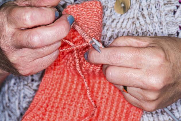 Nahaufnahme einer Frau, die in Großbritannien einen Pullover strickt Close up a woman knitting a jumper in UK Copyright: imageBROKER DavidxRidley ibxiqx18553470.jpg ,model released, Symbolfoto ,property released