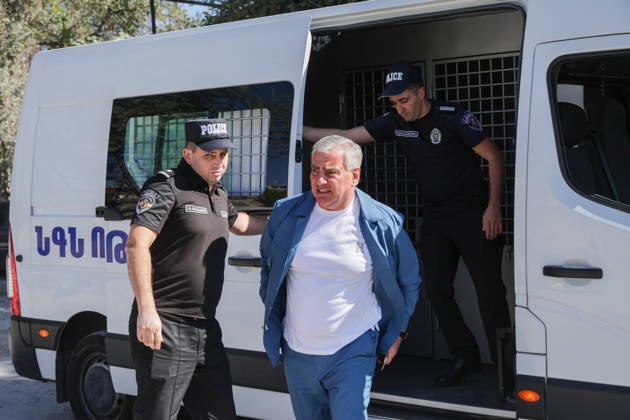 ARMENIA, YEREVAN - SEPTEMBER 11, 2026: Samvel Karapetyan (C), leader of the Strong Armenia Party, is escorted by police officers outside the Anti-Ñorruption Court building. Alexander Patrin TASS  97520231