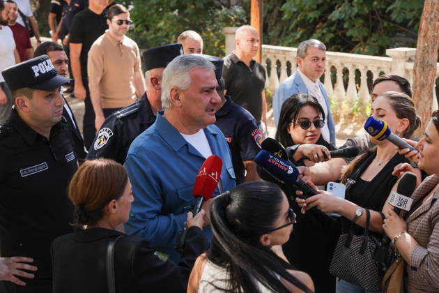 ARMENIA, YEREVAN - SEPTEMBER 11, 2026: Samvel Karapetyan (C), leader of the Strong Armenia Party, talks to journalists outside the Anti-Norruption Court building Yerevan Armenia  - ZUMAt113 20260911_zaa_t113_135 Copyright: xAlexanderxPatrinx