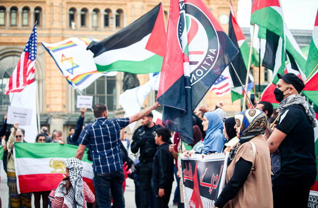 Hanover, Germany, Europe Participants in a pro-Palestinian demonstration gather on September 11, 2026, at Hanover Central Station. Demonstrators carrying Palestinian flags, posters, and banners can be seen during the public rally. Copyright: xAymanxAlahmedx
