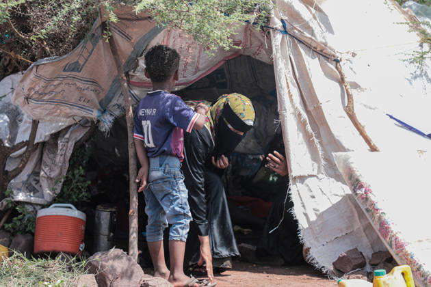 Clashes in Yemen displace 823 families in Taiz in single day TAIZ, YEMEN - SEPTEMBER 10: Displaced Yemeni civilians seen at temporary shelters in the Bani Omar area of southern Taiz, Yemen, on September 10, 2026, after fleeing escalating armed clashes between government forces and Iran-backed Houthi rebels in the Al-Wazi iyah district. Intensified fighting and civilian casualties have forced hundreds of families from their homes, leaving displaced populations in urgent need of emergency shelter, food supplies, clean drinking water, and vital sanitation services. Marwan Abdullah Yahya Saeed Al-shabi Anadolu Taiz Yemen. Editorial use only. Please get in touch for any other usage.  Copyright: x2026xAnadoluxMarwanxAbdullahxYahyaxSaeedxAl-shabix