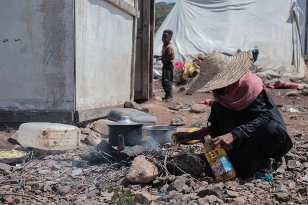Clashes in Yemen displace 823 families in Taiz in single day TAIZ, YEMEN - SEPTEMBER 10: A woman cooks as displaced Yemeni civilians live at temporary shelters in the Bani Omar area of southern Taiz, Yemen, on September 10, 2026, after fleeing escalating armed clashes between government forces and Iran-backed Houthi rebels in the Al-Wazi iyah district. Intensified fighting and civilian casualties have forced hundreds of families from their homes, leaving displaced populations in urgent need of emergency shelter, food supplies, clean drinking water, and vital sanitation services. Marwan Abdullah Yahya Saeed Al-shabi Anadolu Taiz Yemen. Editorial use only. Please get in touch for any other usage.  Copyright: x2026xAnadoluxMarwanxAbdullahxYahyaxSaeedxAl-shabix