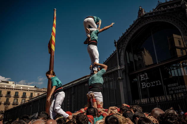 September 11, 2026, Barcelona, Catalonia, Spain: The Castellers de Vilafranca build a human tower during the Diada Castellera at Catalonia s National Day, the Diada Barcelona Spain - ZUMAo105 20260911_fap_o105_029 Copyright: xMatthiasxOesterlex