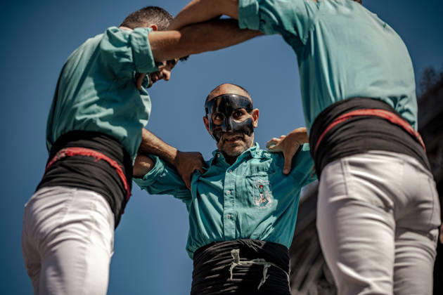 September 11, 2026, Barcelona, Catalonia, Spain: A member of the Castellers de Vilafranca wears a protective face mask while they build a human tower during the Diada Castellera at Catalonia s National Day, the Diada Barcelona Spain - ZUMAo105 20260911_fap_o105_028 Copyright: xMatthiasxOesterlex