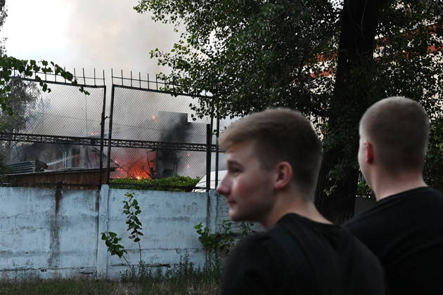 Russian Air Attack On Kyiv, Ukraine People stand near the fire after a jet-powered drone struck an office building in the Podilskyi district of Kyiv, on September 11, 2026. Kyiv Ukraine  Copyright: xOleksandrxGusevx originalFilename: gusev-notitle260911_np2Zk.jpg
