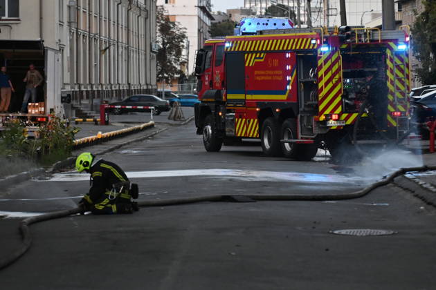 Russian Air Attack On Kyiv, Ukraine Firefighters work near the scene of a fire after a jet-powered drone struck an office building in Kyiv s Podilskyi district, on September 11, 2026. Kyiv Ukraine  Copyright: xOleksandrxGusevx originalFilename: gusev-notitle260911_npSTS.jpg