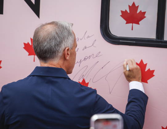 September 11, 2026, Banff, Ab, CANADA: Prime Minister Mark Carney signs the Forever Canadian bus following a cabinet retreat in Banff, Alta., Friday, Sept. 11, 2026. Banff CANADA  - ZUMAc35_ 20260911_zaf_c35_087 Copyright: xJeffxMcintoshx
