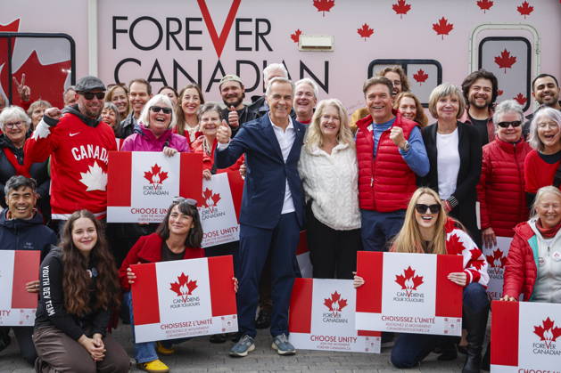 September 11, 2026, Banff, Ab, CANADA: Prime Minister Mark Carney, centre left, volunteer Fran Milburn, centre, and Forever Canadian founder Thomas Lukaszuk, centre right, pose for a group photo with volunteers following a cabinet retreat in Banff, Alta., Friday, Sept. 11, 2026. Banff CANADA  - ZUMAc35_ 20260911_zaf_c35_117 Copyright: xJeffxMcintoshx